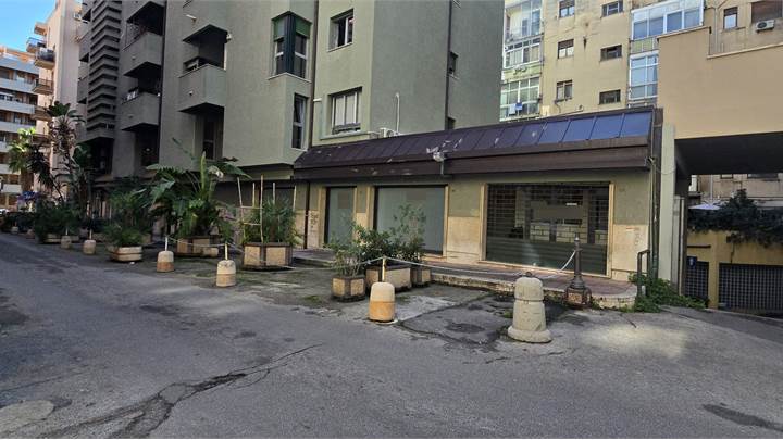 Locale Commerciale  zona Leopardi Sciuti 130mq