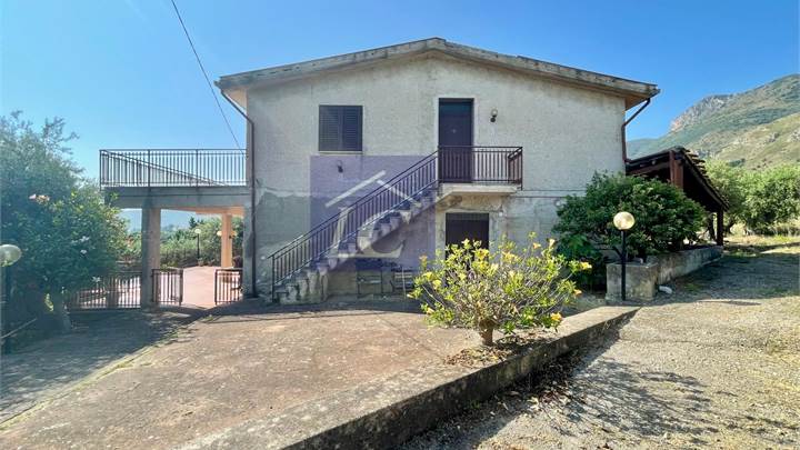 Villa singola con 8500 mq di terreno.