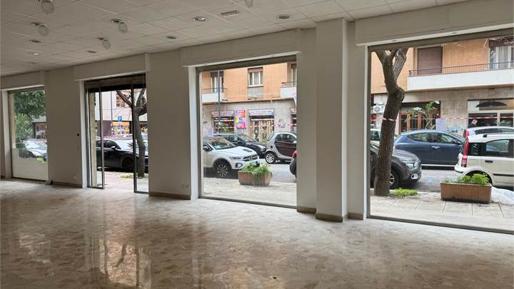 LOCALE COMMERCIALE 5 VETRINE ZONA SCIUTI-SPERLINGA