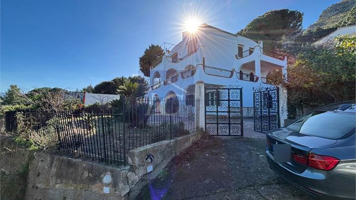 Entire semi-detached house with sea views