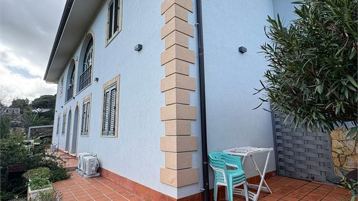 Elegant apartment in villa with sea views