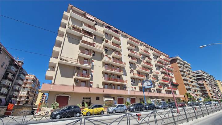 LOCALE COMMERCIALE 900MQ ZONA BUCCHERI
