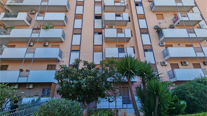 3 VANI CON POSTO AUTO VIALE REGIONE SICILIANA