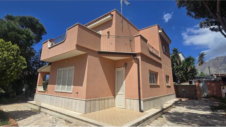 VILLA UNIFAMILIARE IN AFFITTO CAPACI