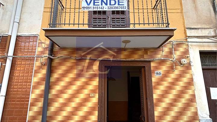 Palazzina sul corso principale.