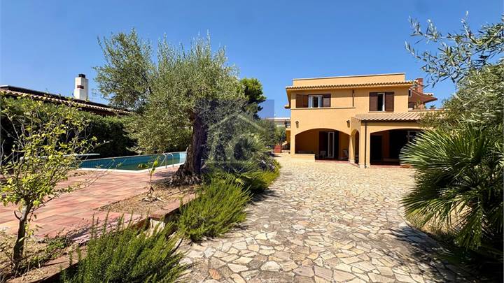Intera bifamiliare con piscina