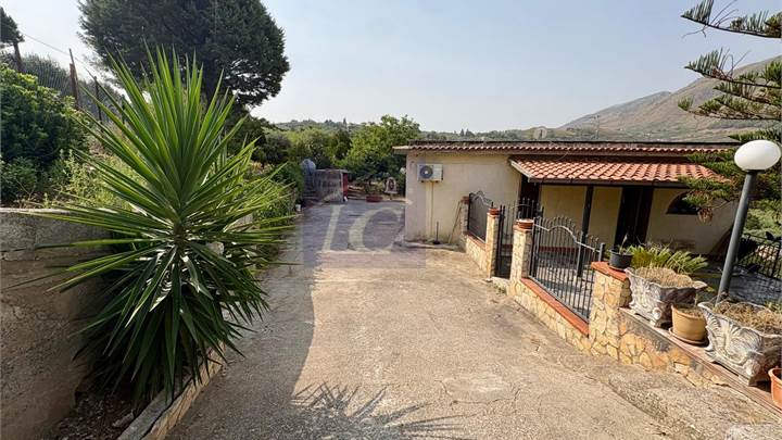 Villa with 1000 sqm of land