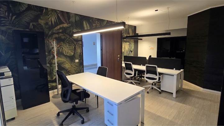 UFFICIO 3 VANI CON GIARDINO E POSTO AUTO