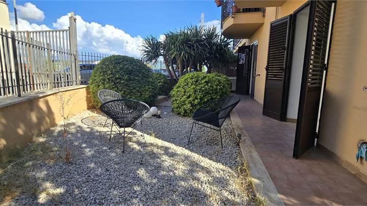 2 VANI CON GIARDINO E POSTO AUTO