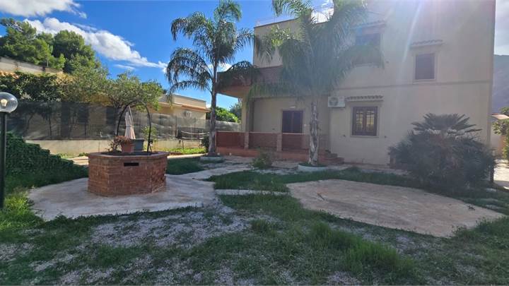 VILLA UNIFAMILIARE SU DUE LIVELLI MARINALONGA