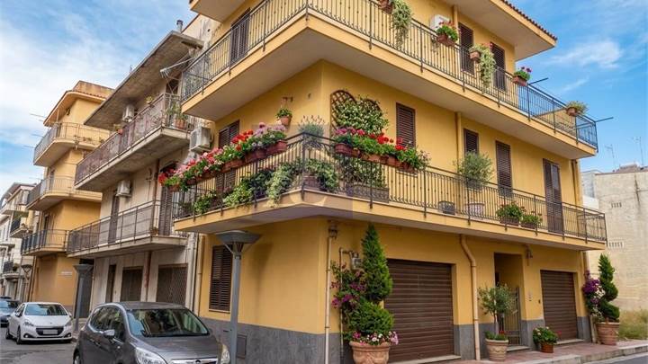 Palazzina con 2 box